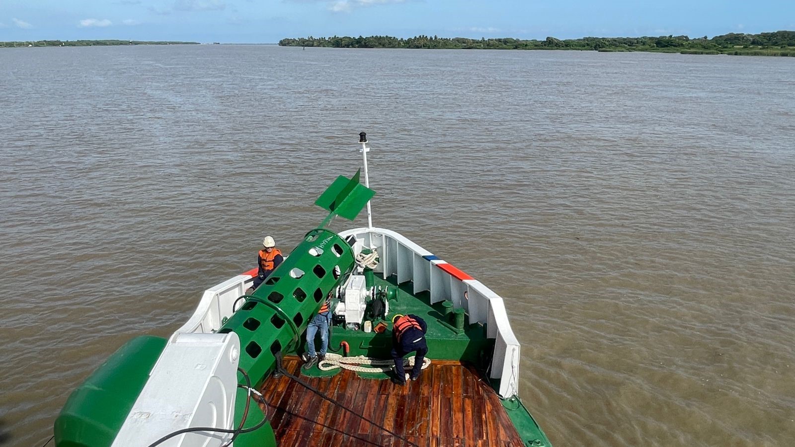 Dimar ejecuta plan de mantenimiento y mejoras a las ayudas de navegación en el canal de acceso a zona portuaria de Barranquilla