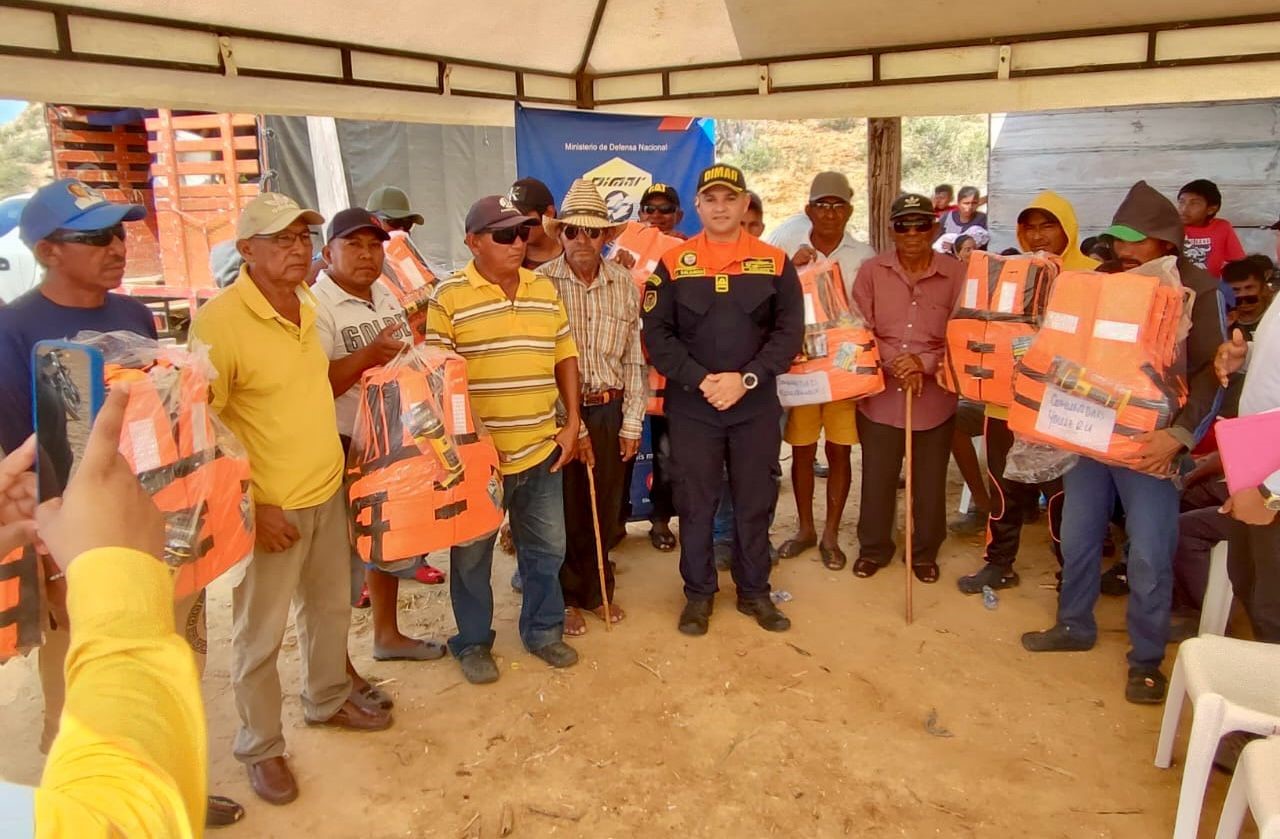 Dimar y Cerrejón entregan implementos para la seguridad marítima a los pescadores artesanales de la Alta Guajira