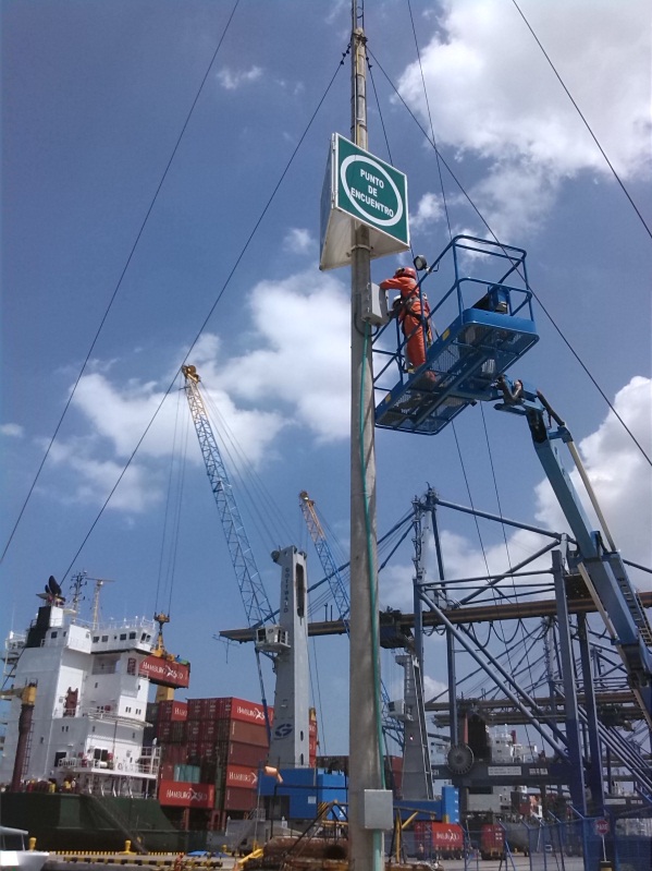 Figura 1. Maniobra de instalación estación meteorológica en el muelle de Contecar