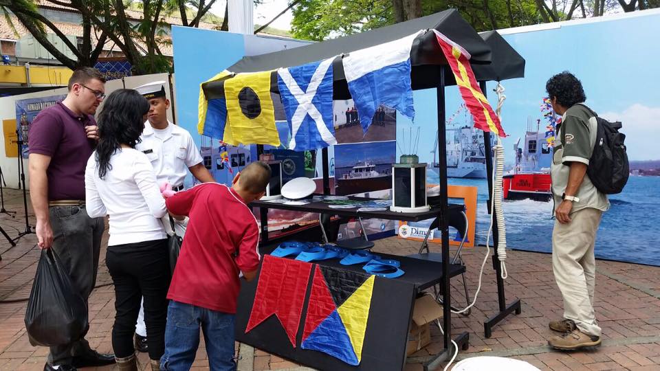 Los asistentes al centro comercial Chipichape, visitando el stand de la Dimar.