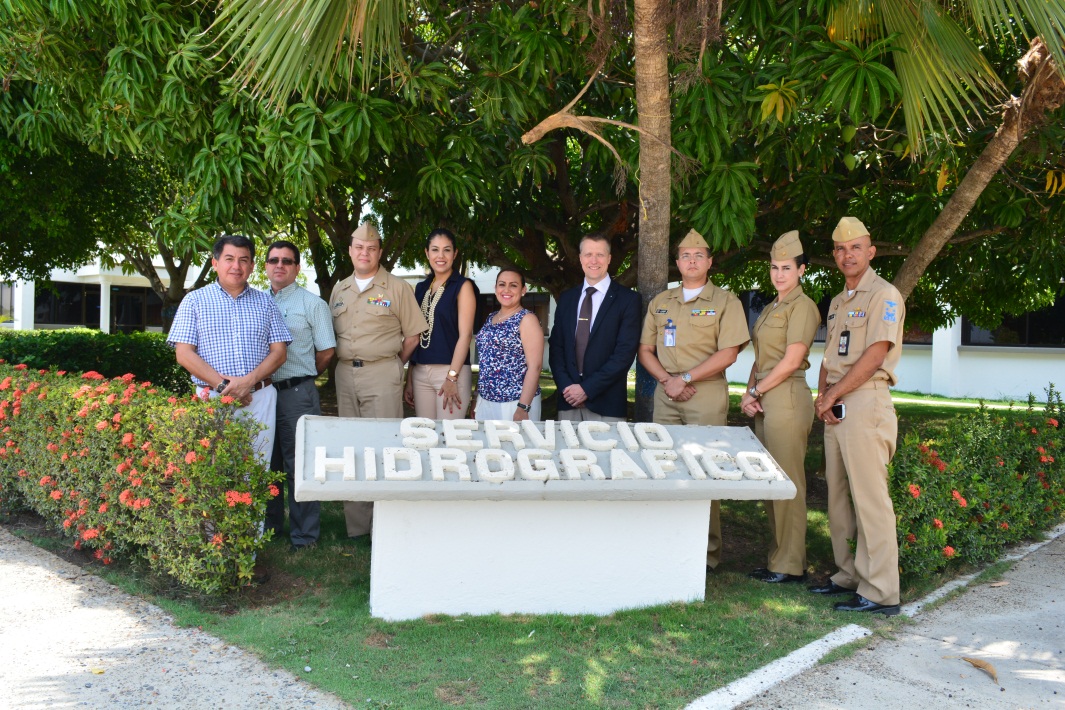 Funcionarios de Dimar y SHN junto con Mr. Hans Lauritzen, jefe Servicio Hidrográfico Noruego. (Foto archivo CIOH)