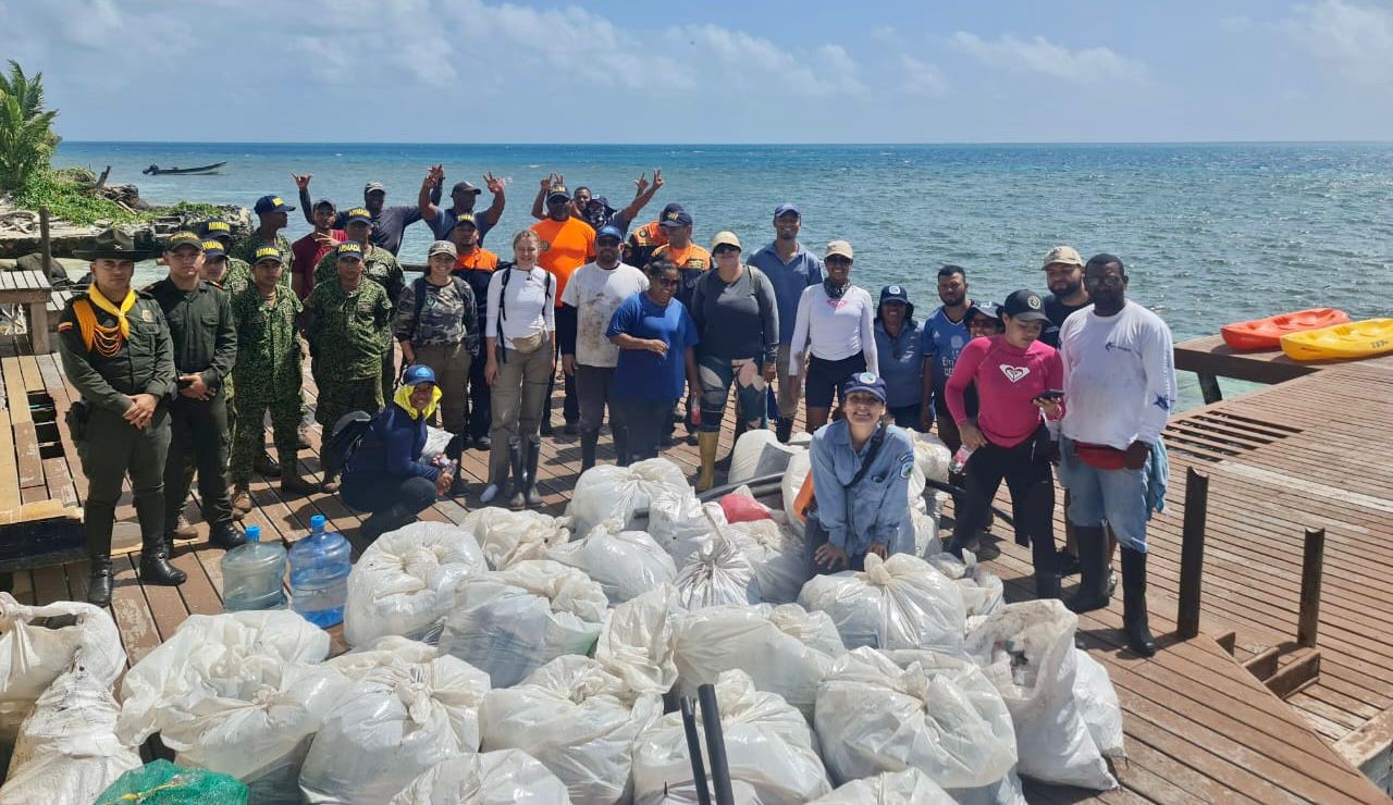 Dimar unida al Comité Municipal de Educación Ambiental de Providencia para limpiar el Parque Old Providence MacBean Lagoon