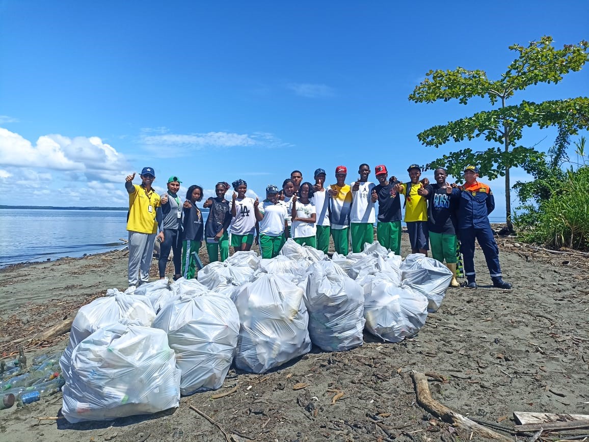 De manera articulada Dimar, Sena y el colegio Manuel Valverde limpiaron la playa “Los Obregones”