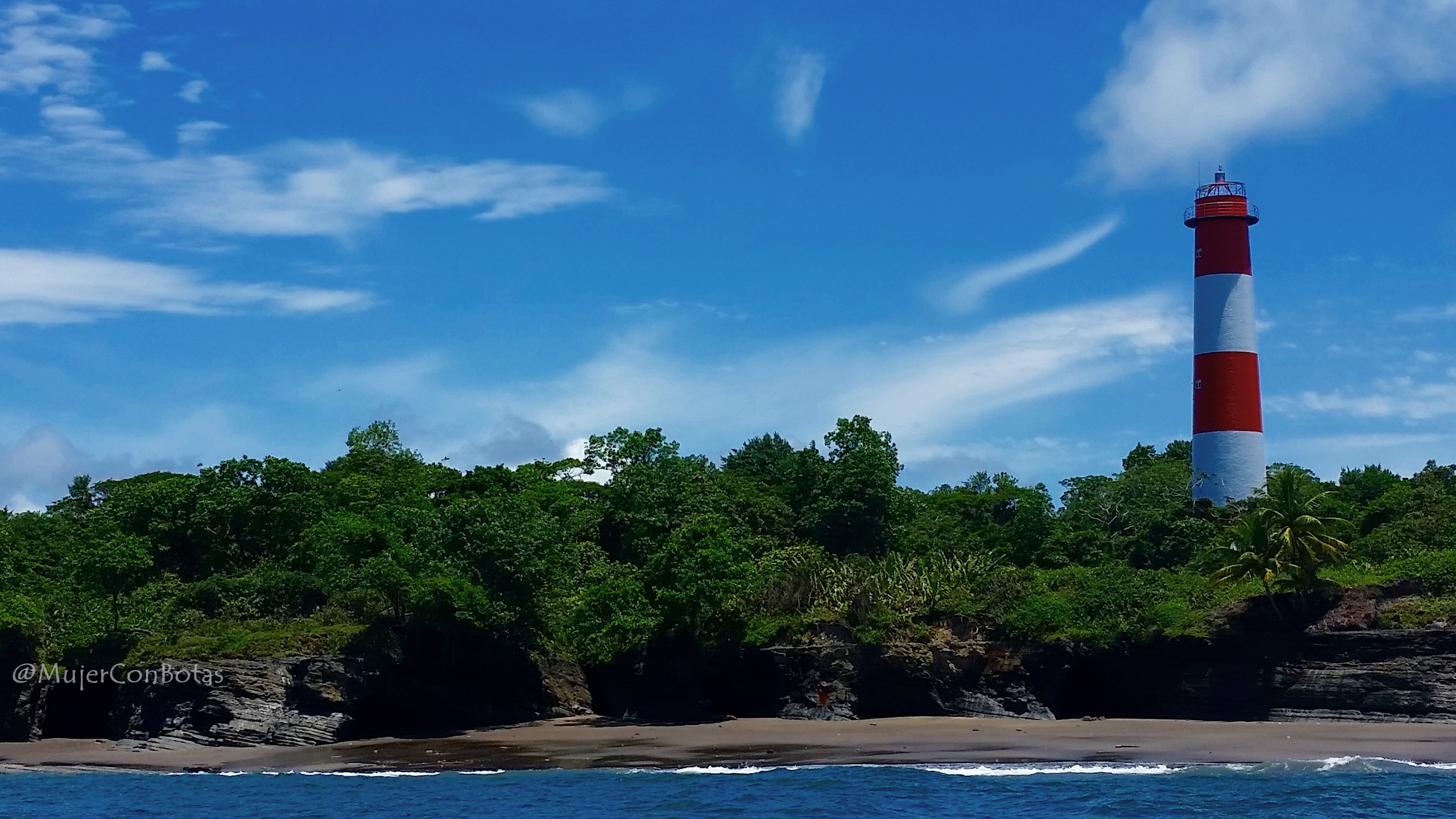 Faro Isla Palma del Pacífico colombiano. 