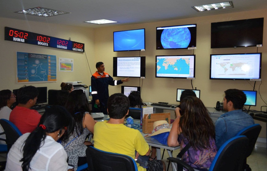 Estudiantes de la Universidad de Valparaíso en el Centro Nacional de Alerta de Tsunami. 