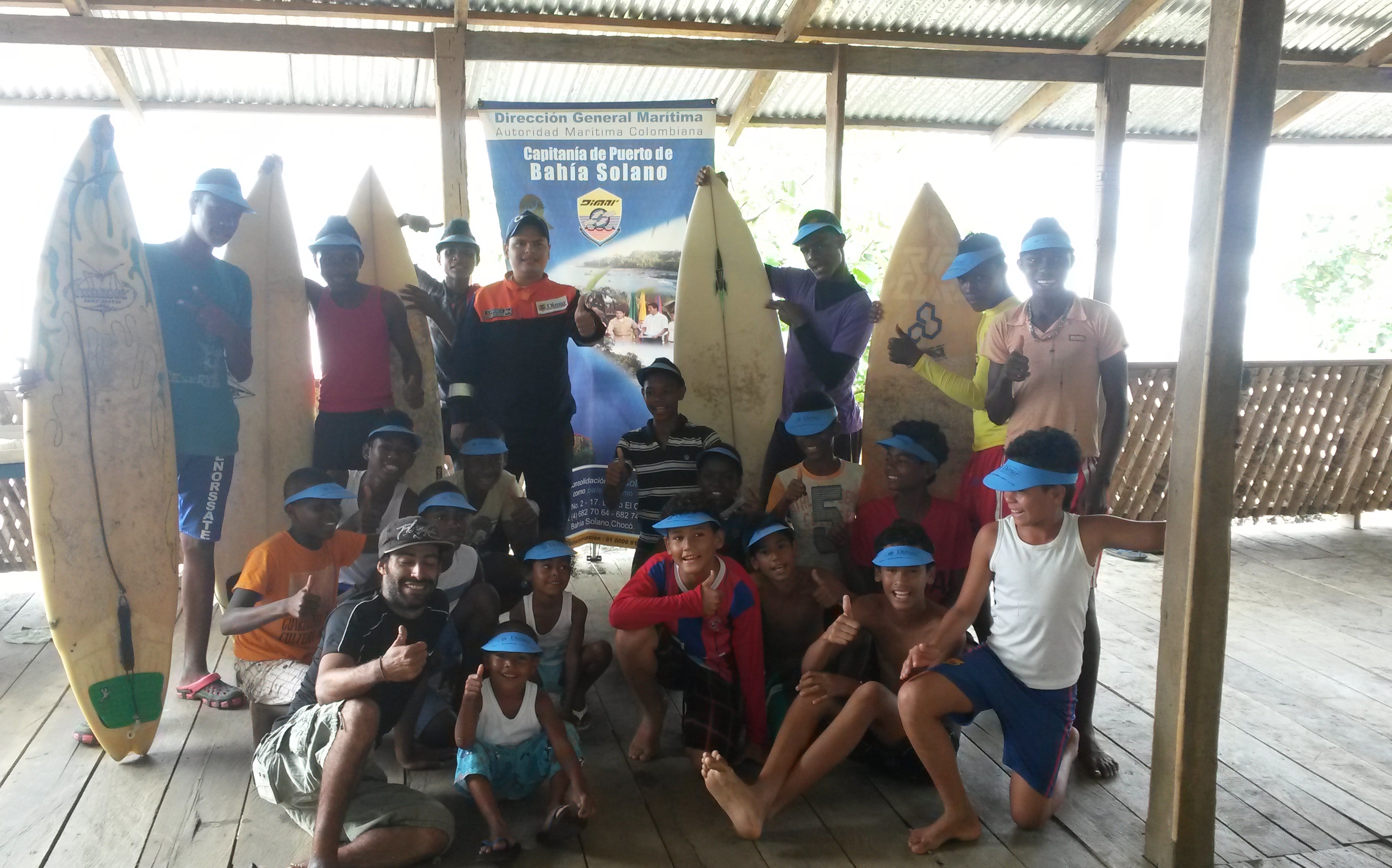 Alumnos de la escuela náutica “Bamba Surf” en Bahía Solano, Chocó.