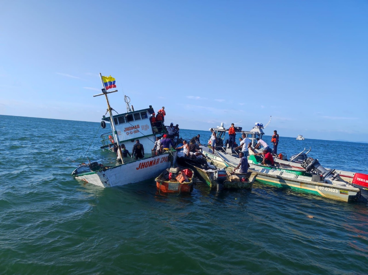 Dimar y Armada de Colombia rescatan a tres personas en el Pacífico nariñense