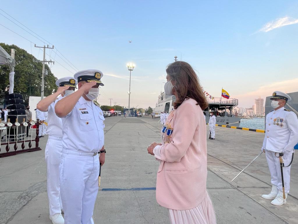 Dirección General Marítima entrega reconocimiento a la Vicepresidenta de la República