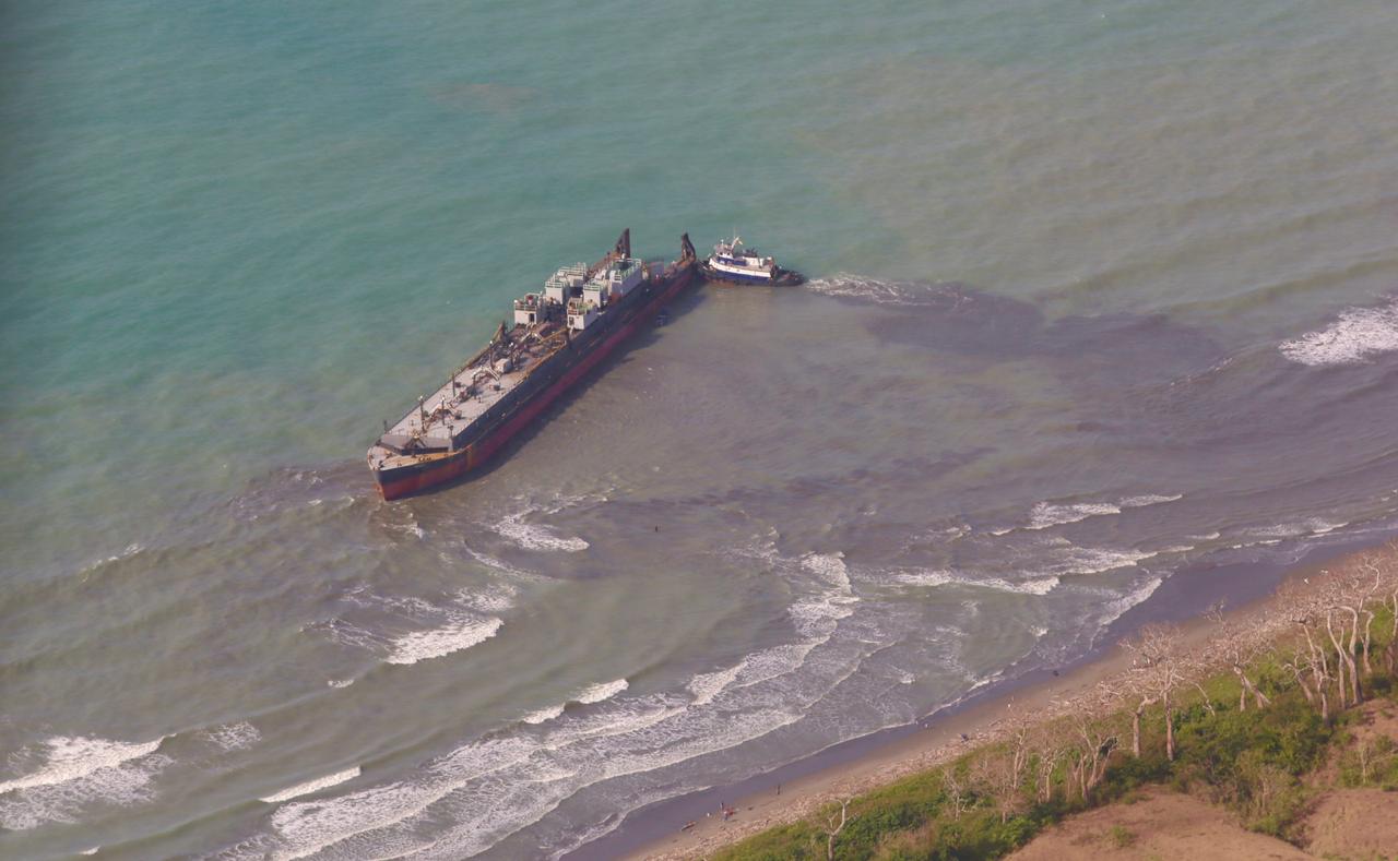 Dimar y Armada Nacional apoyan labores de remolque de barcaza encallada en Puerto Escondido, Córdoba