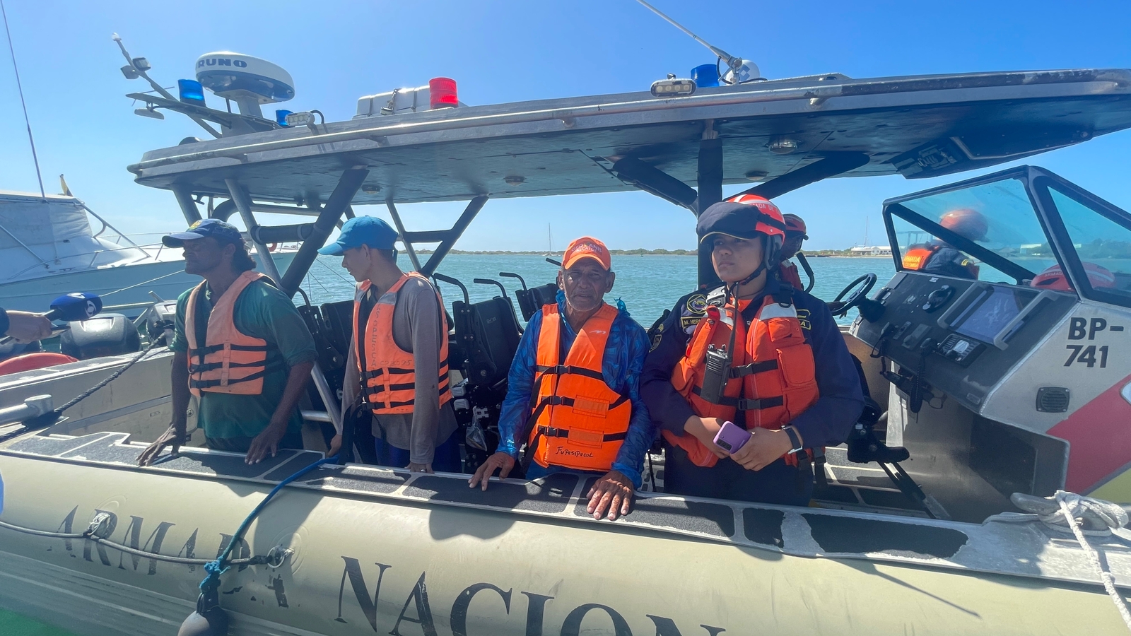 Armada de Colombia y Dirección General Marítima rescatan a tres pescadores a la deriva en el Caribe Colombiano