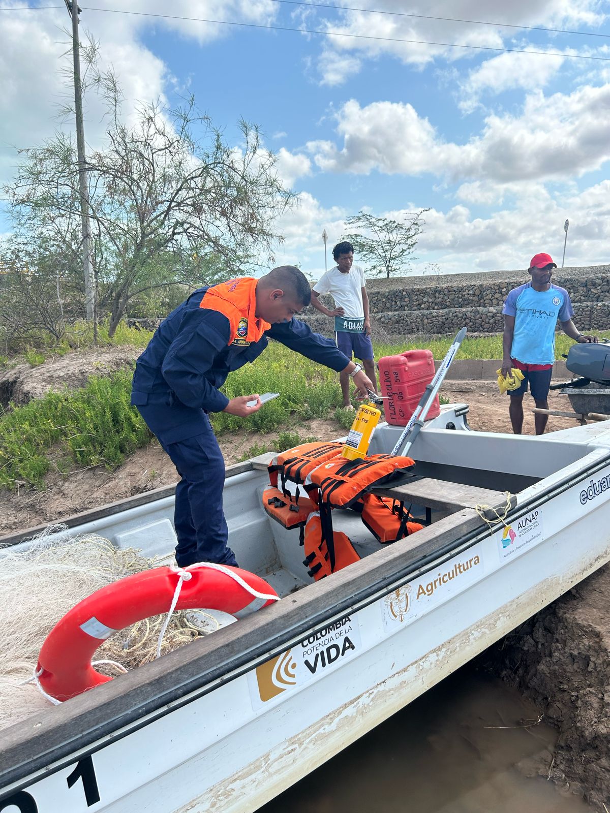 Pescadores artesanales de La Guajira, se benefician con matrículas de sus embarcaciones menores