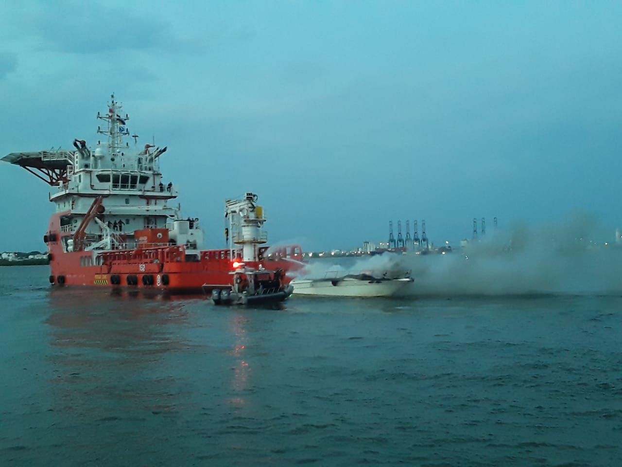 Armada de Colombia y Dirección General Marítima atienden emergencia en la Bahía Interna de Cartagena