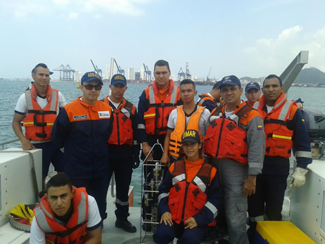 Investigadores del CIOH, estudiantes de la Escuela Naval de Cadetes y tripulación ARC ´Isla Tesoro´, participantes del monitoreo