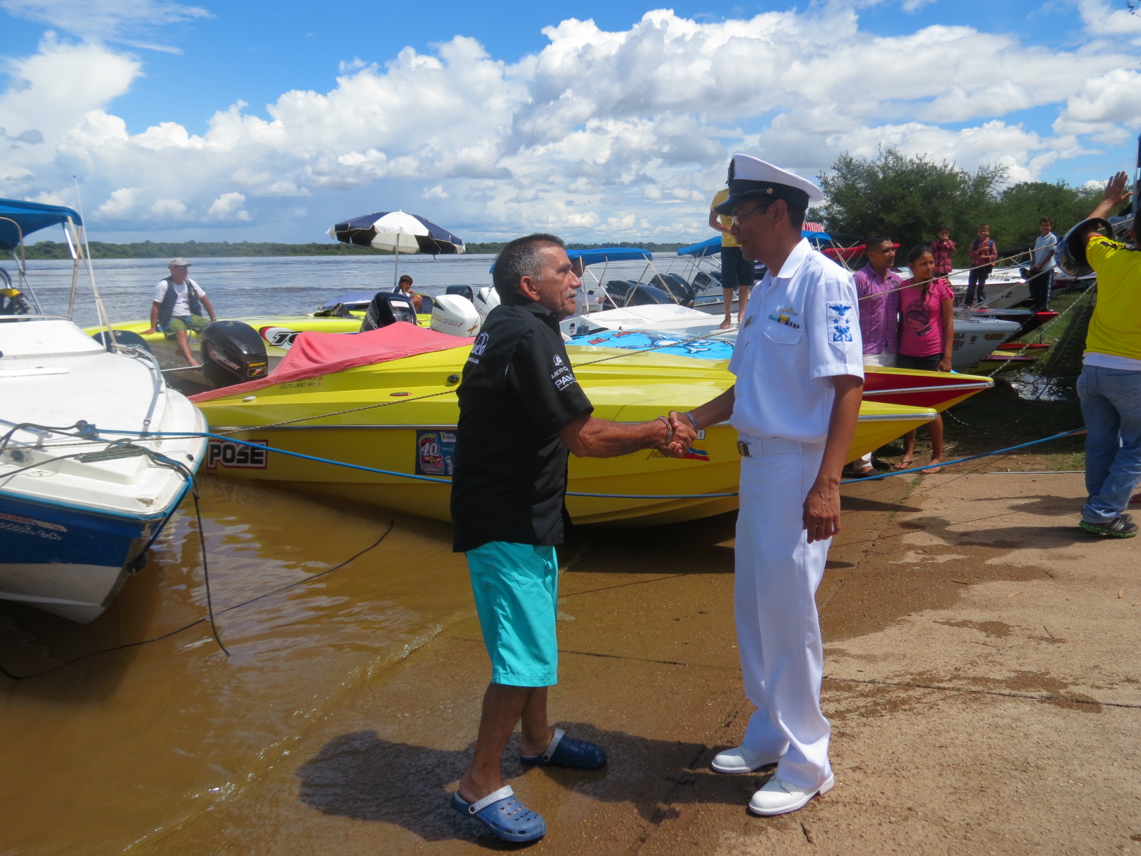 Saludo de Bienvenida de CP15 al señor José Silva, Presidente de la Asociación Civil Nuestros Ríos Son Navegables Organizador del Rally en su Cuadragésima Versión (XL).