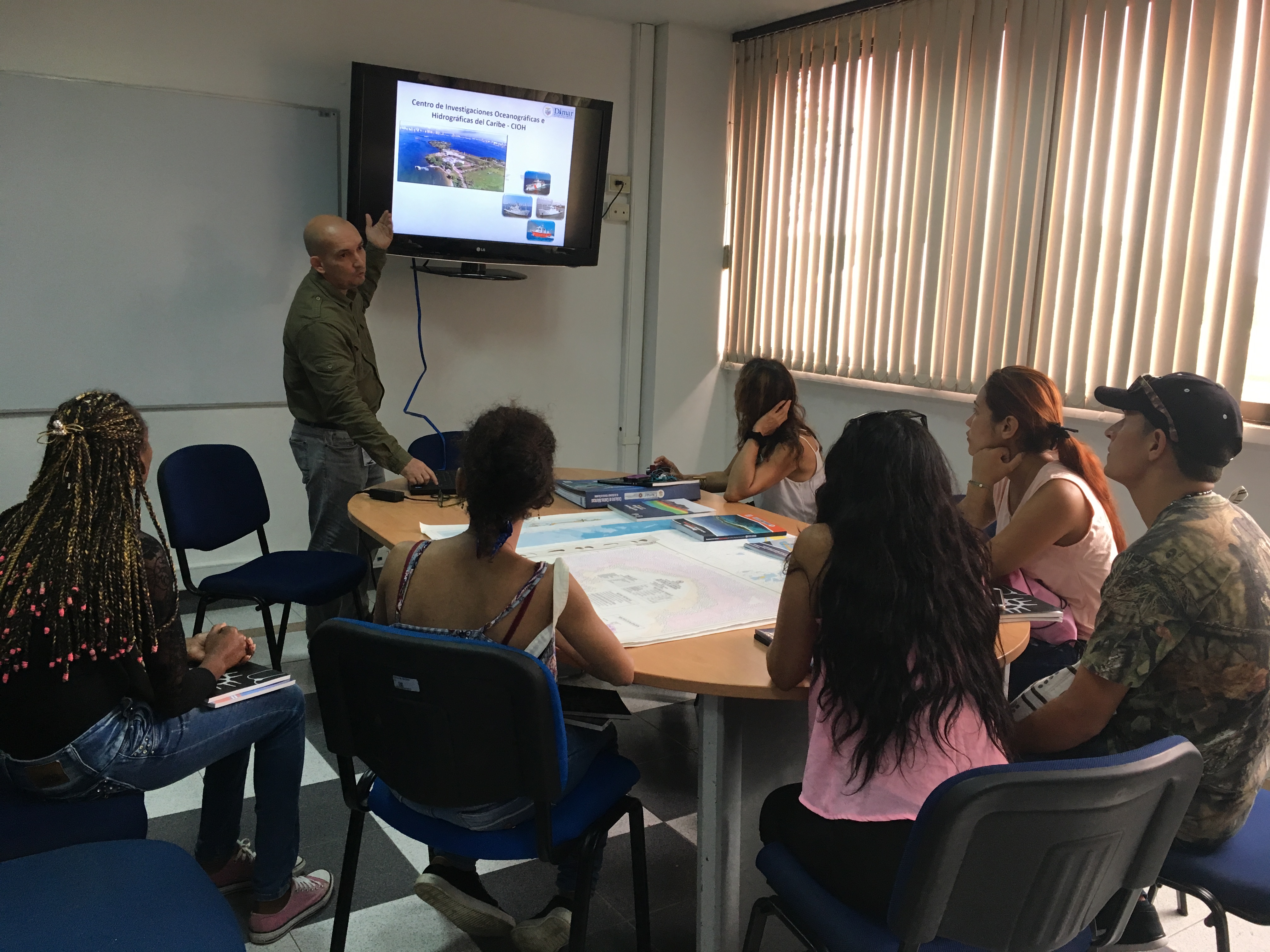 Estudiantes universitarios visitan CIOH del Caribe