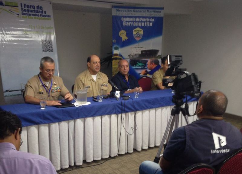 El Director General Marítimo con los altos oficiales, en la presentación de la inversión para señalización.  