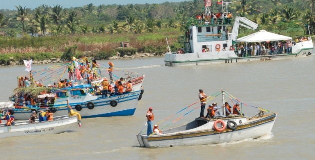 Desfile de embarcaciones por el río Magdalena en el evento Guacherna Fluvial. 