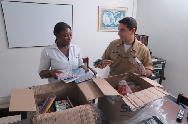 Capitán de Puerto de Guapi, Teniente de Fragata Óscar Mauricio Gil Cruz, distribuyendo los útiles escolares para su entrega.  