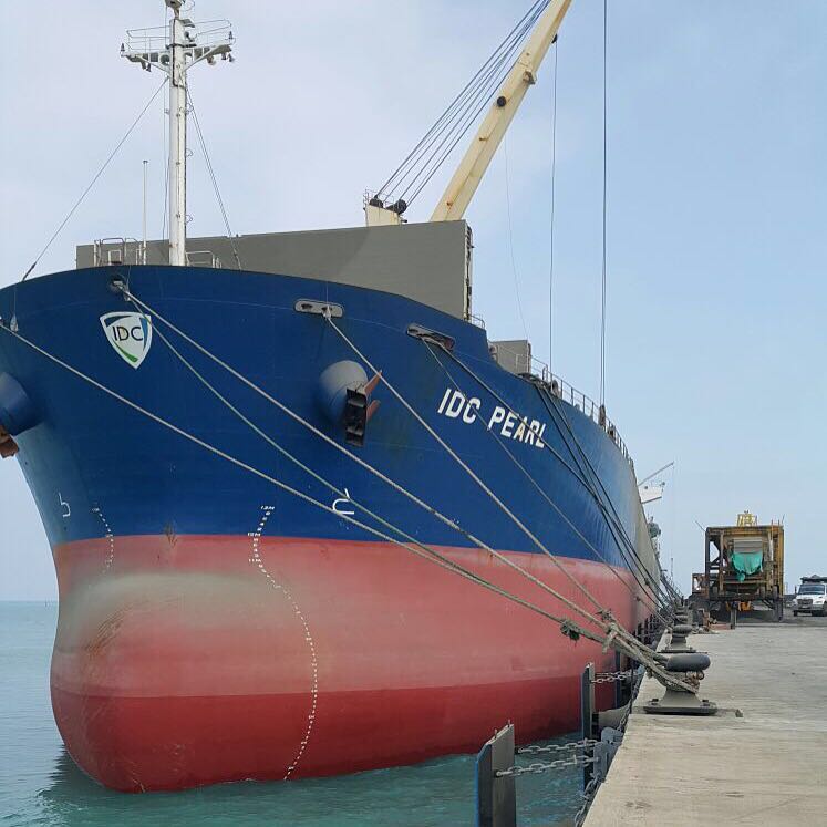 Embarcación en muelle Sociedad Portuaria Puerto Brisa 