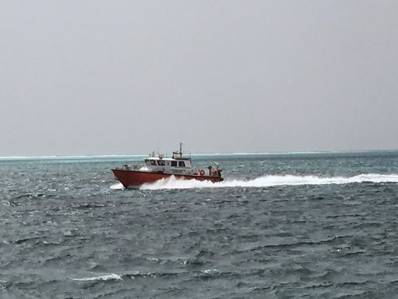 ARC “Isla Serrana” de Dimar, continúa operación de búsqueda de dos pescadores artesanales.