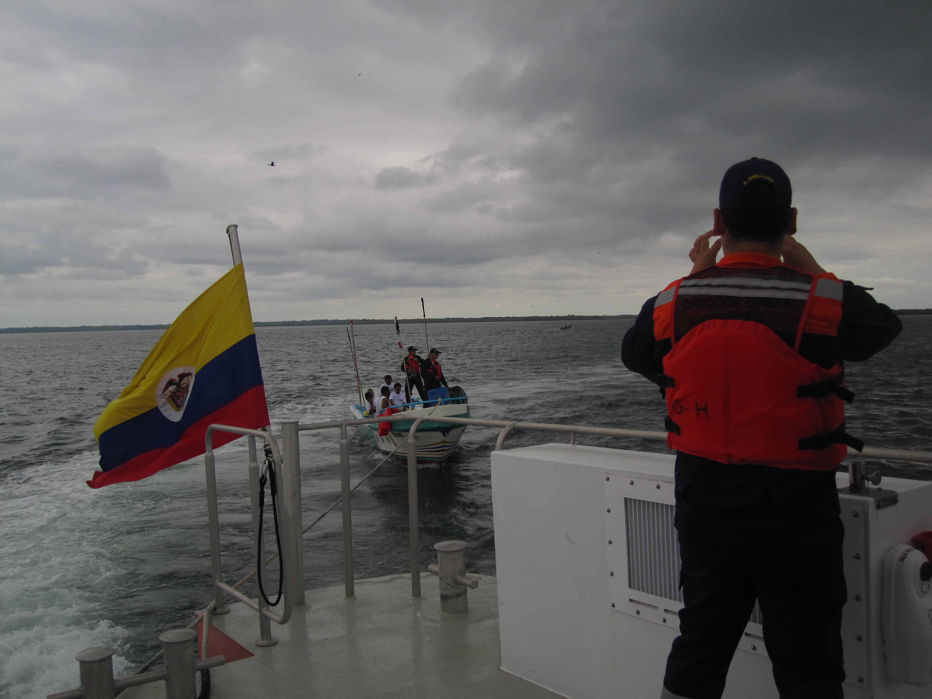 Operación de rescate de cuatro pescadores ecuatorianos luego de permanecer 48 horas a la deriva en el Pacífico.