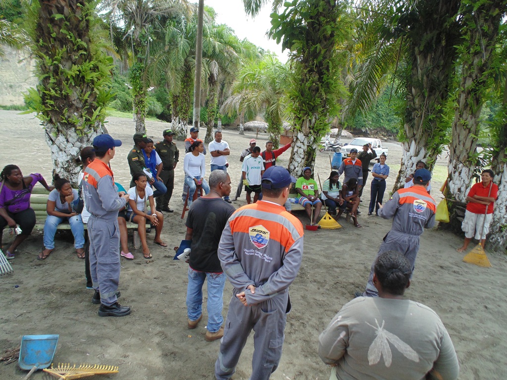 Comunidad civil y militar participando de la jornada de aseo en las playas del Morro, Tumaco.