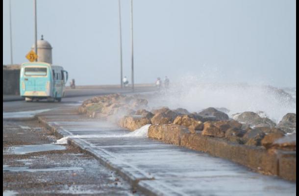 El carril que está frente al mar en la Avenida Santander permanece mojado. // JULIO CASTAÑO-EL UNIVERSAL