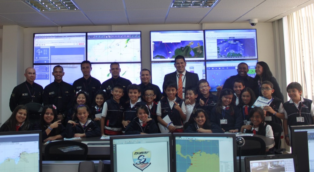 Niños del colegio Gimnasio Superior Nuevos Andes, visitando las instalaciones del Centro Nacional de Alerta por Tsunami (CNAT)