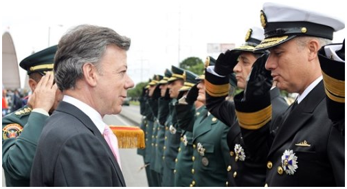 El Contralmirante Ernesto Durán González, Director General Marítimo, recibe la condecoración del Presidente de la República Juan Manuel Santos Calderón.