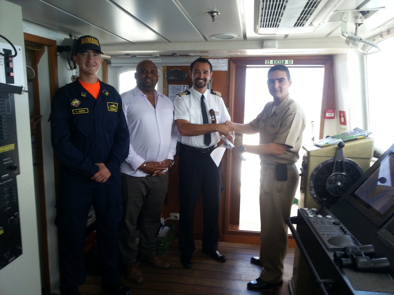 Recibimiento al capitán del buque, Paden Josip, en la Capitanía de Puerto de Providencia.