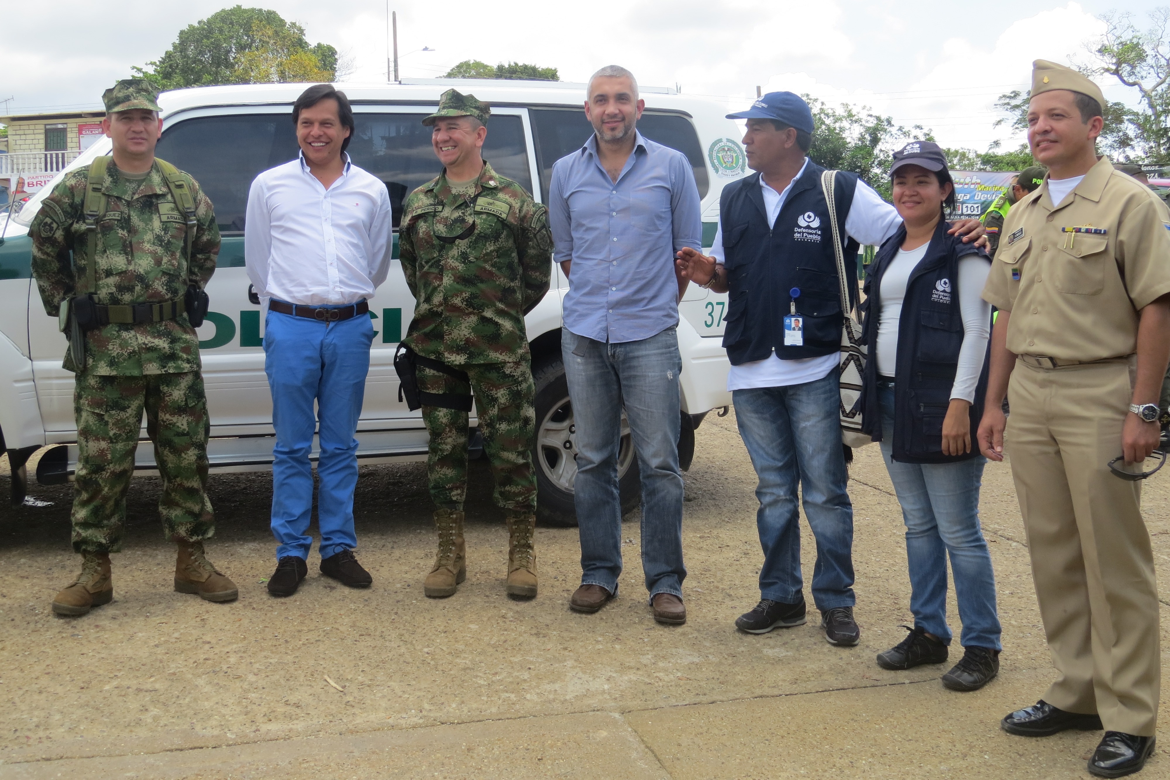 Viceministro de Transporte, Capitán de Puerto y demás autoridades civiles y militares, reunidos en Inírida.