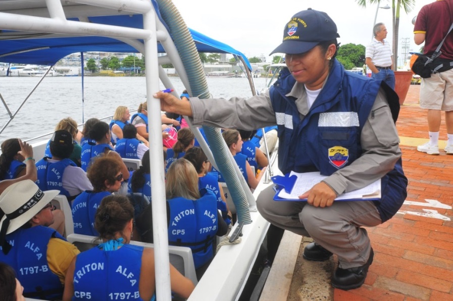 Personal especializado de Dimar en desarrollo de actividades de control en el muelle turístico de La Bodeguita en Cartagena.