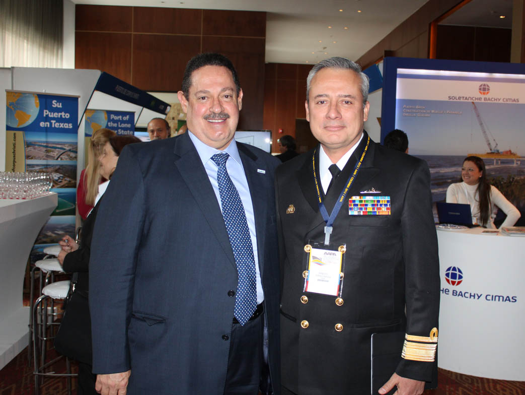 El Señor Contralmirante Ernesto Durán González, Director General Marítimo en compañía del Doctor Armando Duarte Peláez, Presidente de la Asociación Americana de Autoridades Portuarias (AAPA) en el XXII Congreso Latinoamericano de Puertos, en el Hotel Marriot de la ciudad de Bogotá. 