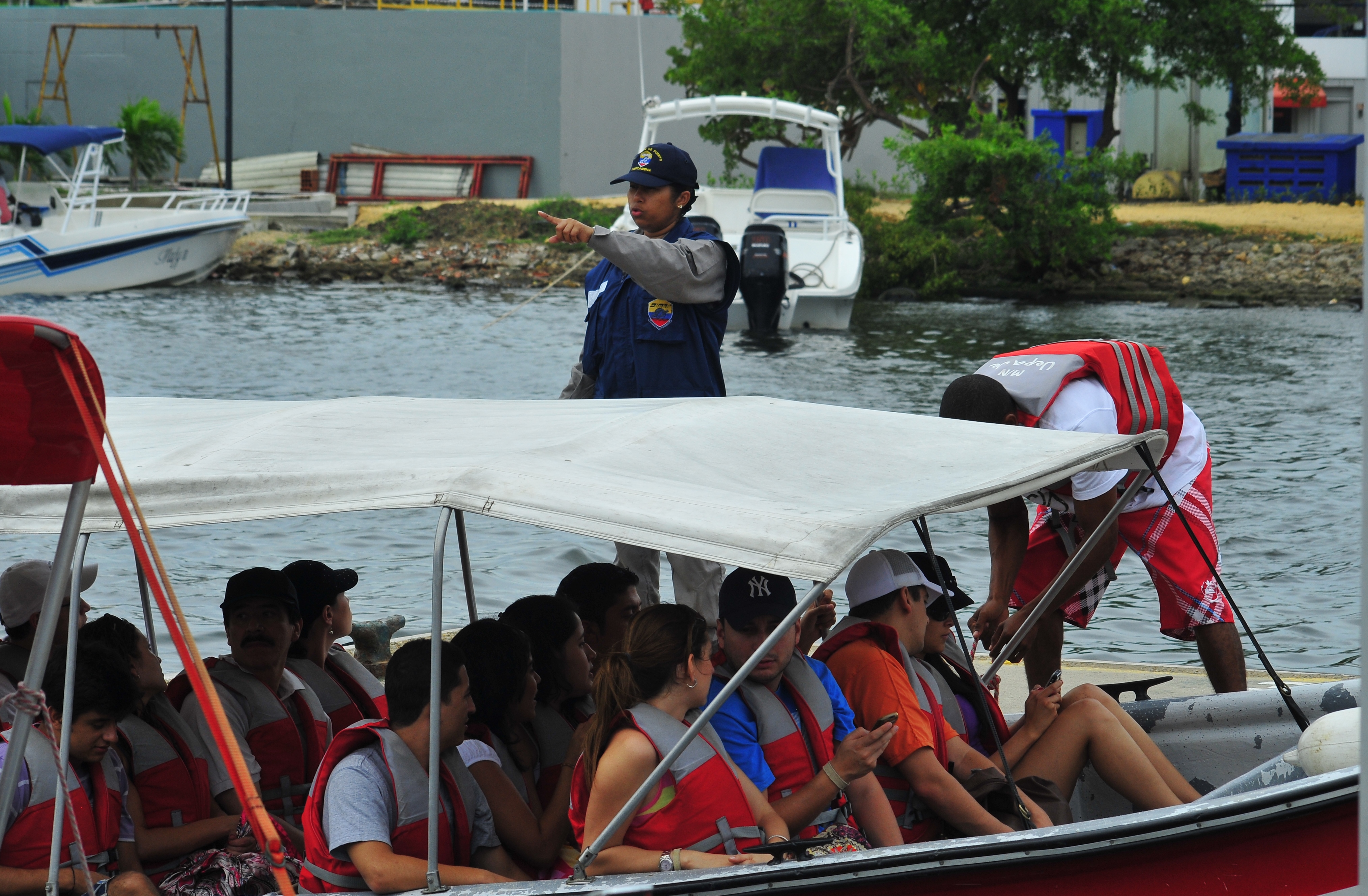 Personal especializado de Dimar en desarrollo de actividades de control en el muelle turístico de La Bodeguita en Cartagena.